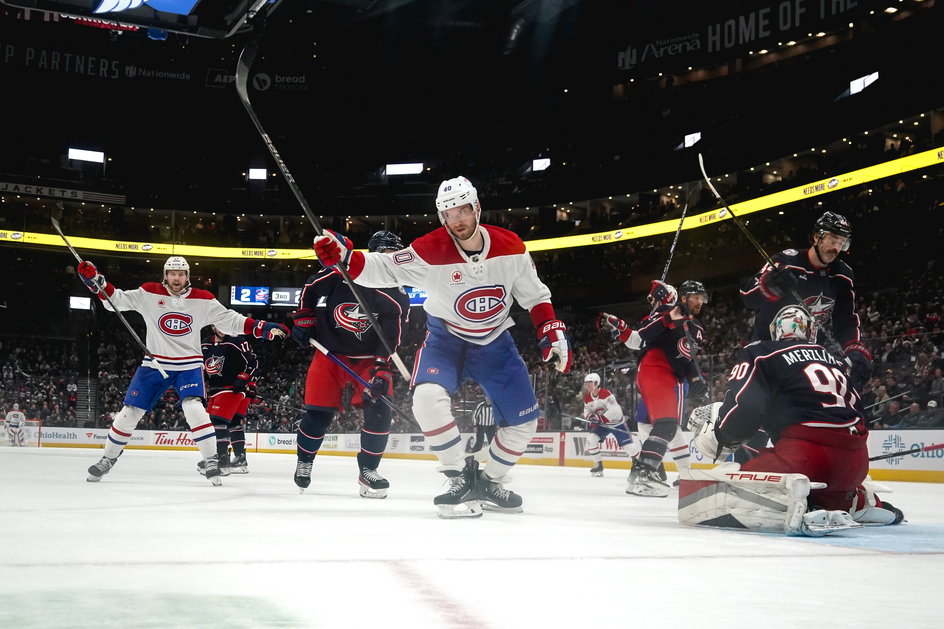 Hokeiści Montreal Canadiens cieszący się ze strzelonego gola