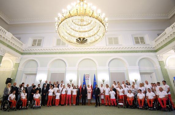 18905218 - LEKKOATLETYKA SPOTKANIE PREZYDENTA Z PARALEKKOATLETAMI (Andrzej Duda Agata Kornhauser-Duda )