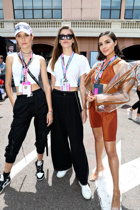 Od prawej Olivia Culpo, Madison Headrick i Josephine Skriver