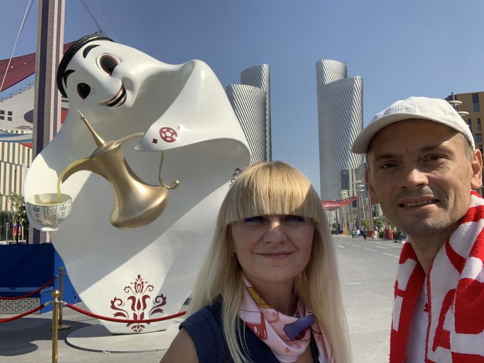 Oksana i Grzegorz Staniszewscy obok La'eeba - maskotki mundialu w Katarze
