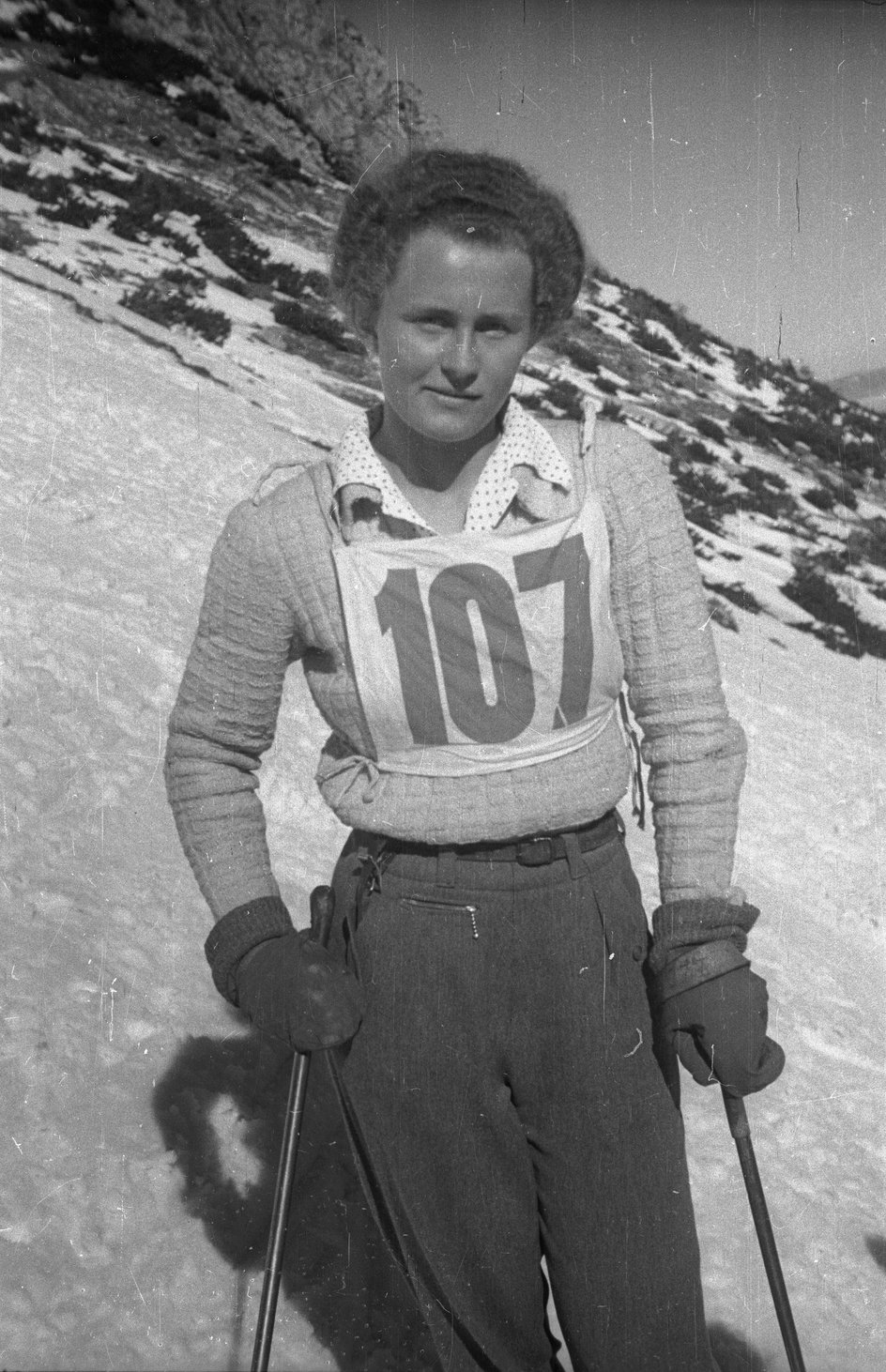 Barbara Grocholska-Kurkowiak podczas narciarskich mistrzostw Polski AD 1948