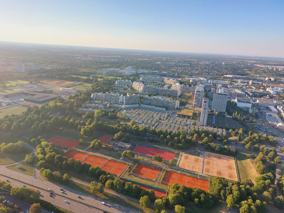 Widok z wieży na wioskę olimpijską i park Olimpijski