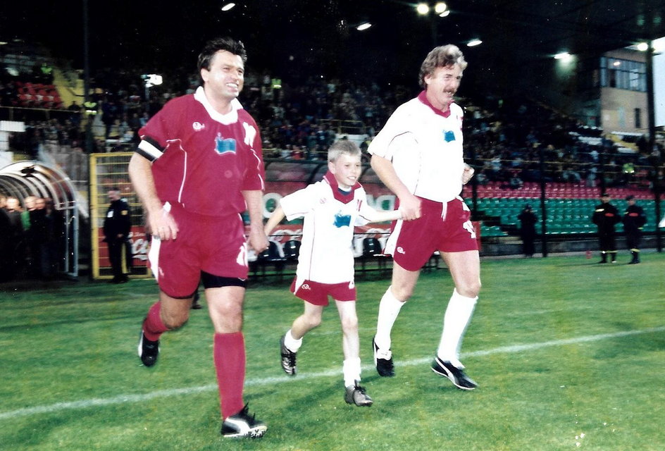 Roman Kosecki, Jakub Kosecki i Zbigniew Boniek wybiegają na murawę podczas benefisu "Kosy" (2001 r.)