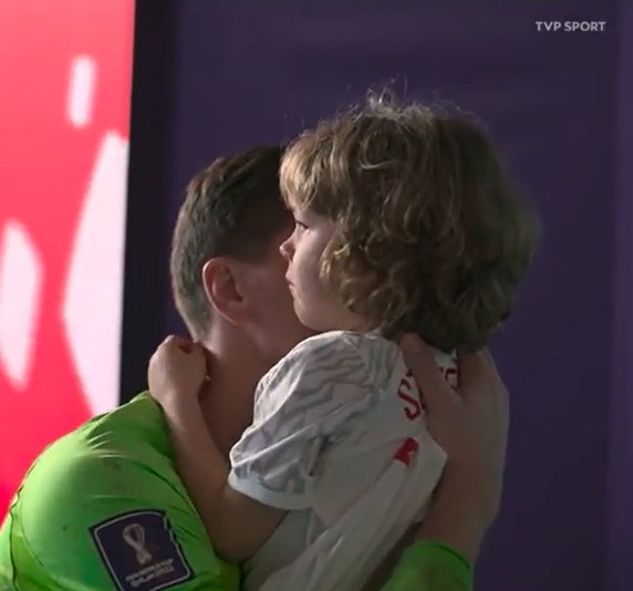Wojciech Szczęsny pociesza syna po meczu Polska — Francja