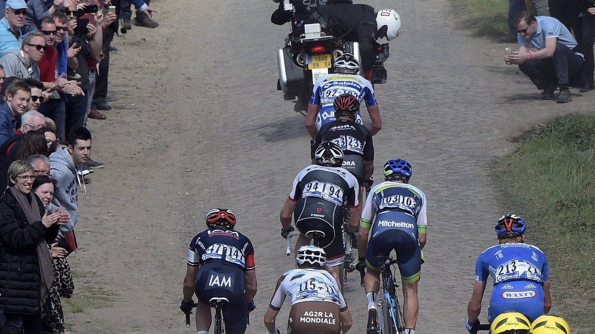 Ralf Matzka (numer 233) podczas Paryż-Roubaix