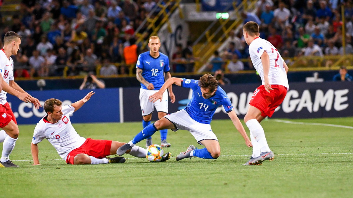 Krystian Bielik zatrzymuje Federico Chiesę