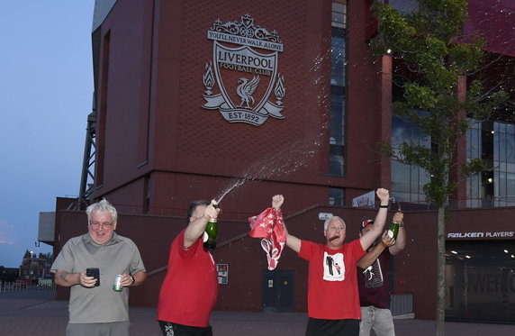 epa08509598 - BRITAIN SOCCER ENGLISH PREMIER LEAGUE (Liverpool fans ecstatic as Man City's loss versus Chelsea crowns them Premier League champions)