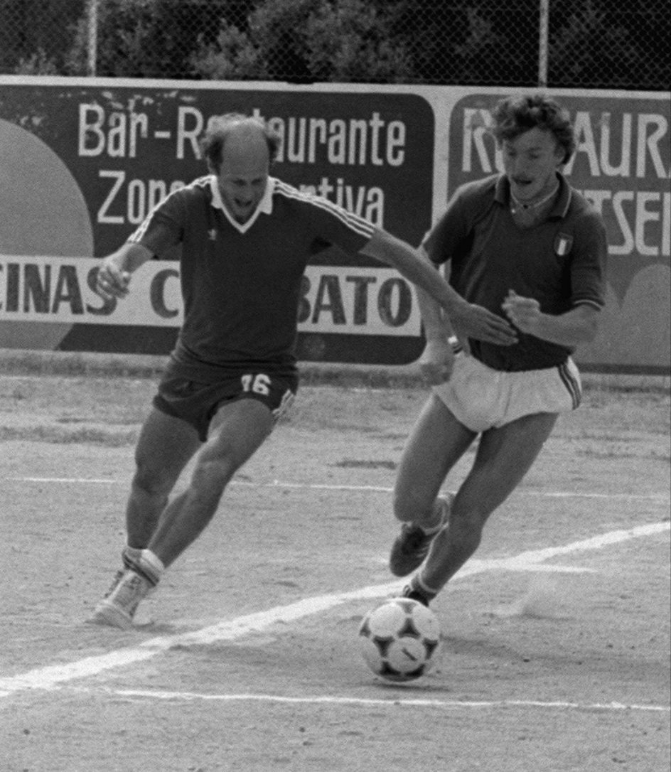 Grzegorz Lato i Zbigniew Boniek podczas treningu w trakcie MŚ 1982 Państwo spojrzą na nawierzchnię...