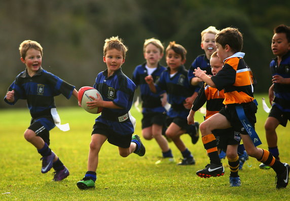 Dzieci grają w rugby