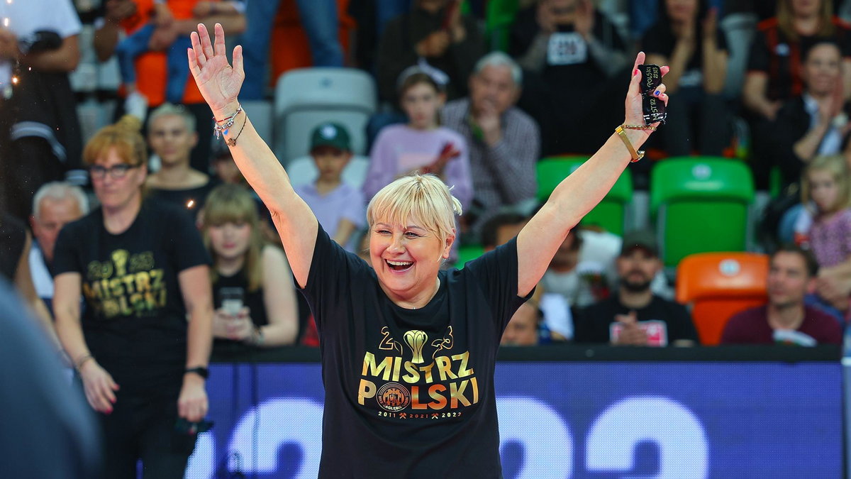 Bożena Karkut jest trenerką Zagłębia od  2000 roku. W tym czasie wywalczyła z ekipą z Lubina m.in. cztery złote, jedenaście srebrnych i trzy brązowe medale mistrzostw Polski oraz osiem krajowych pucharów.  
