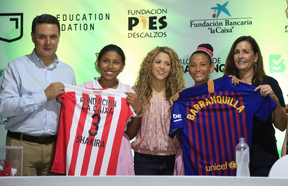 epa07138056 - COLOMBIA SCHOOLS SHAKIRA (Shakira at inauguration of new school in El Bosque)