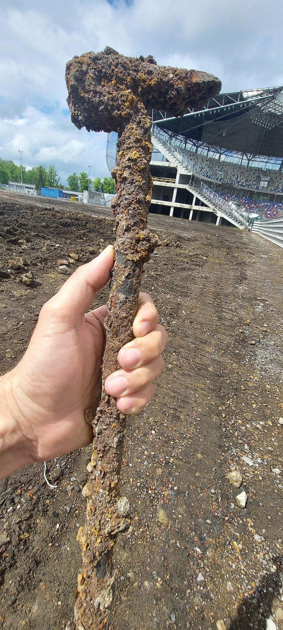 Łom znaleziony na budowie stadionu Górnika w Zabrzu