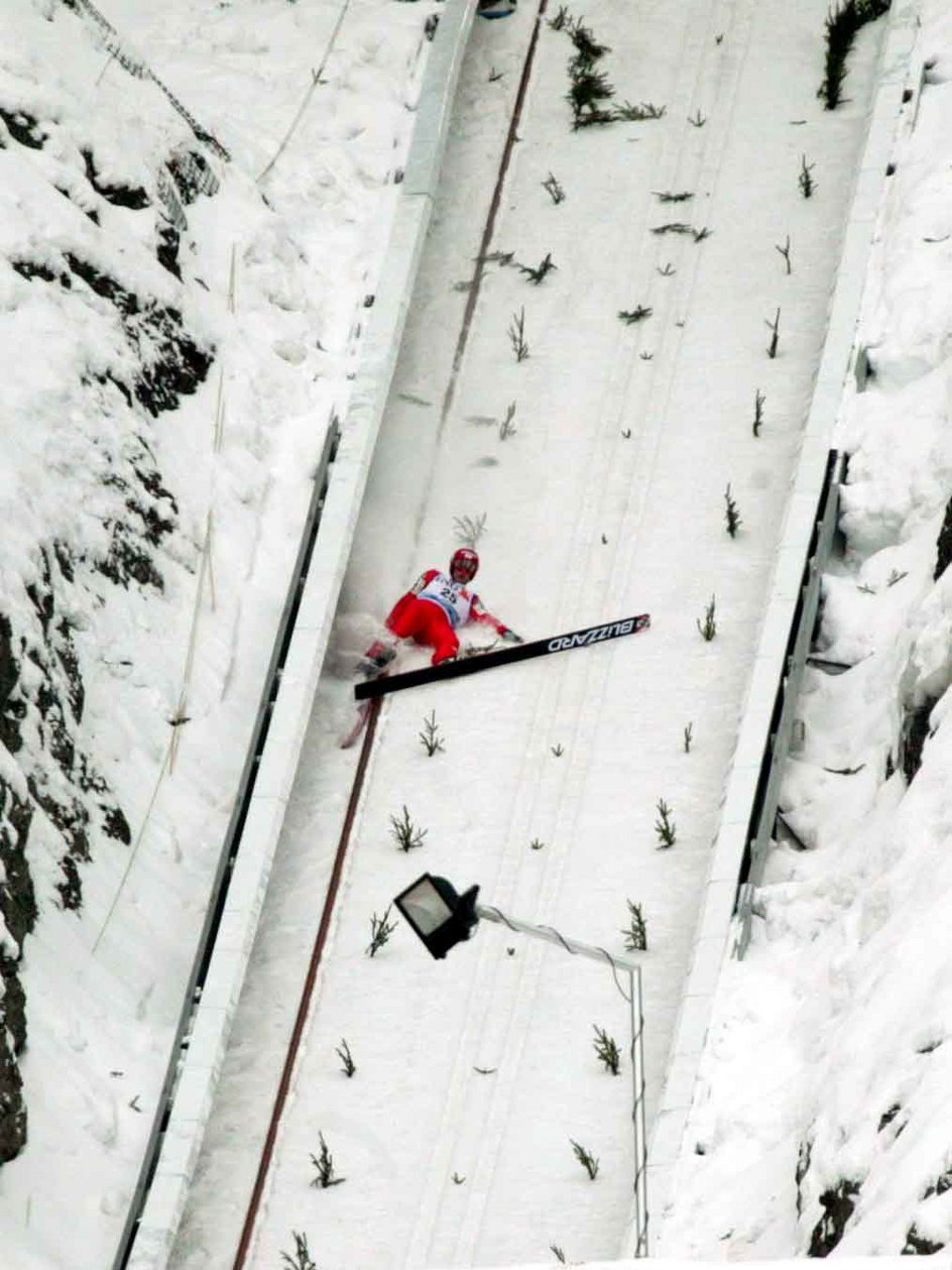 Wolfgang Loitzl i jego wypadek na skoczni w 2004 r.