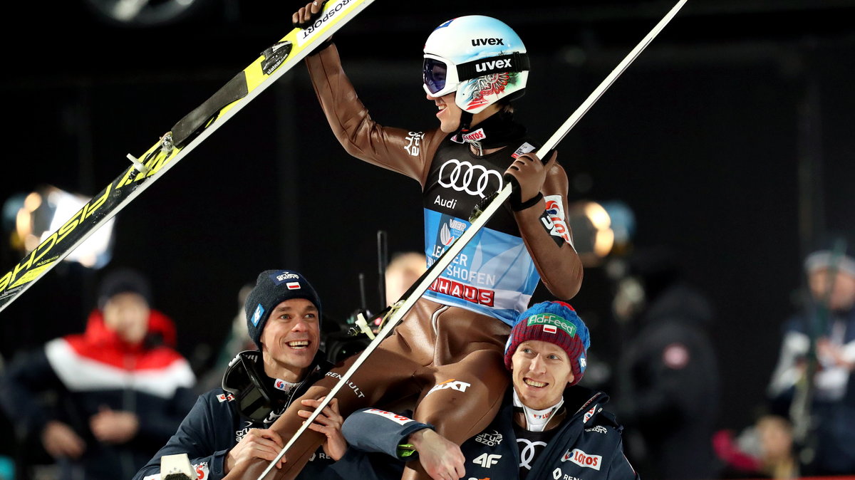 Kamil Stoch na ramionach Piotra Żyły i Stefana Huli