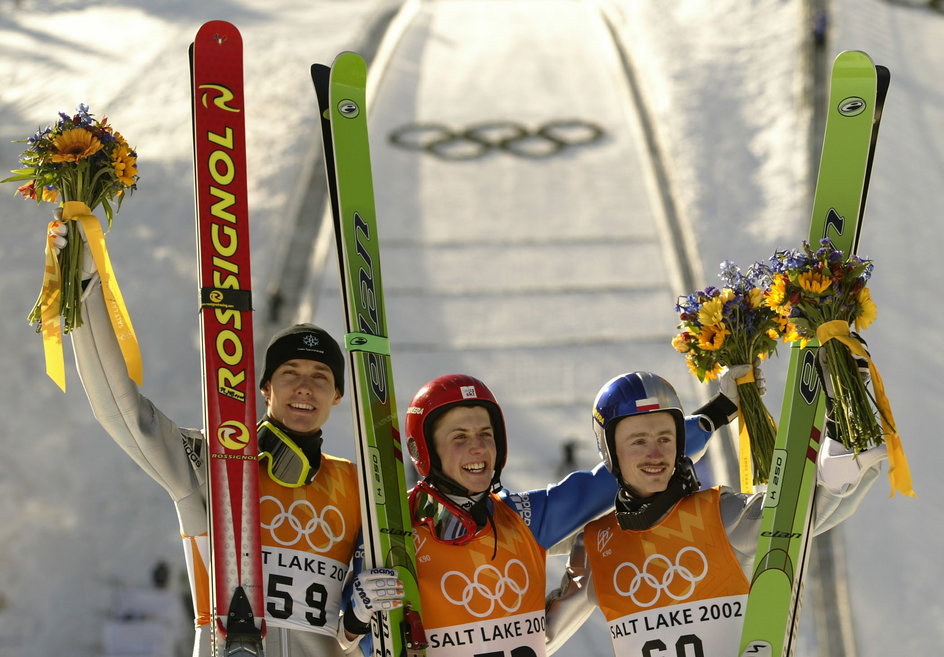 Podium konkursu olimpijskiego na skoczni normalnej: Sven Hannawald, Simon Ammann, Adam Małysz