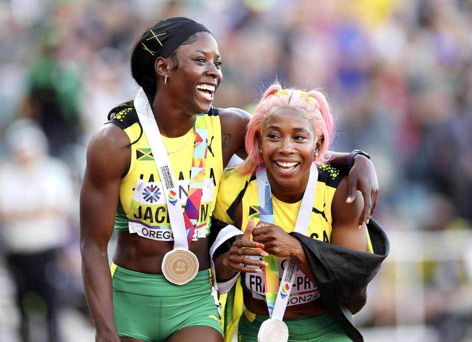 Jamajki Shericka Jackson i Shelly-Ann Fraser-Pryce podczas MŚ 2022 w Eugene