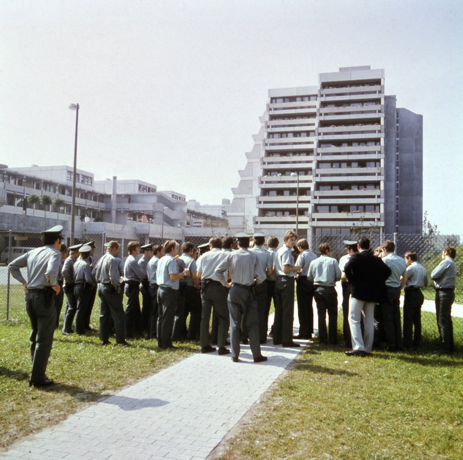 Niemiecka policja w wiosce olimpijskiej w Monachium