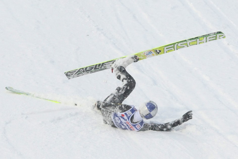 Kamil Stoch nie mógł sobie wymarzyć zarówno lepszego miejsca na pierwsze zwycięstwo w Pucharze Świata, jak też gorszego momentu na ten triumf. Po zawodach głównym tematem rozmów nie było jego pierwsze miejsce, a upadek Adama Małysza.