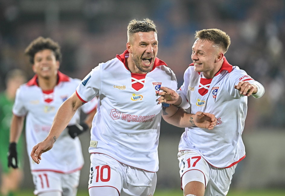 Lukas Podolski to skarb dla zabrzan. Walczy za Górnika na boisku i poza nim