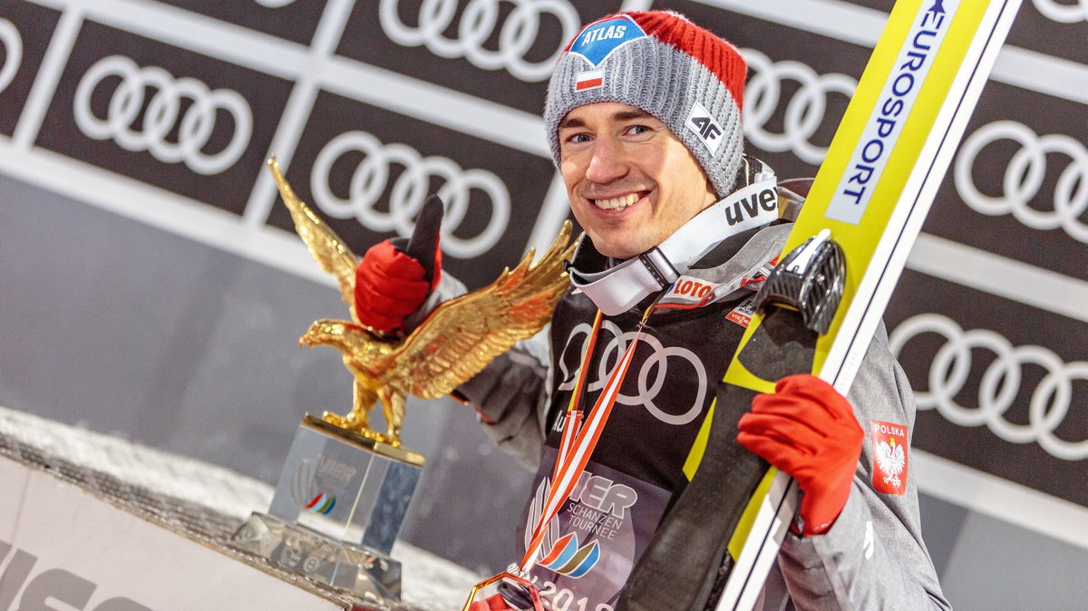 Kamil Stoch ze statuetką za wygranie Turnieju Czterech Skoczni w sezonie 2016/17