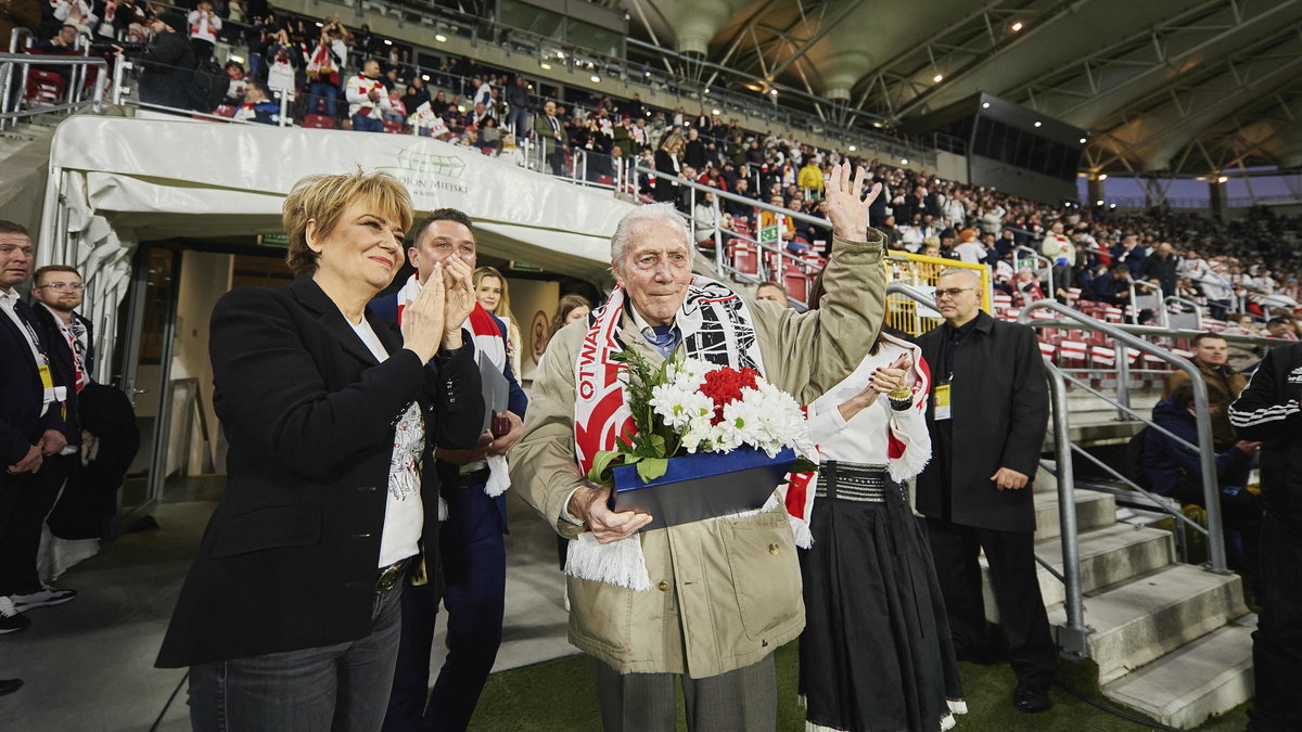 Wiesław Jańczyk (w środku) uhonorowany podczas meczu ŁKS-u (22.04.2022 r.). Z lewej prezydent Łodzi Hanna Zdanowska