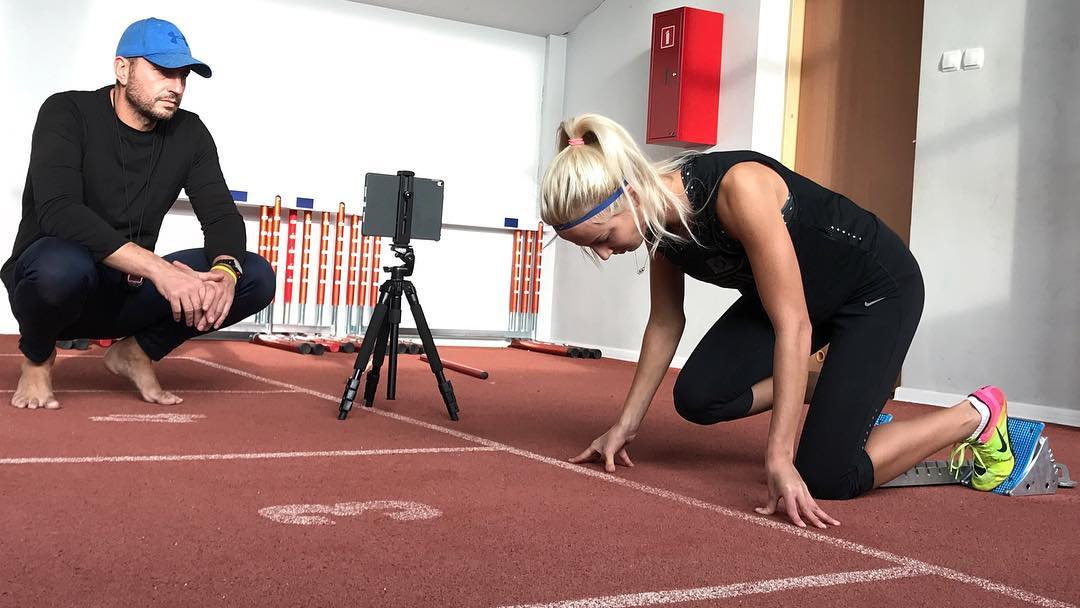 Piotr Maruszewski ma niekonwencjonalne metody pracy. Na Karolinę Kołeczek działają!