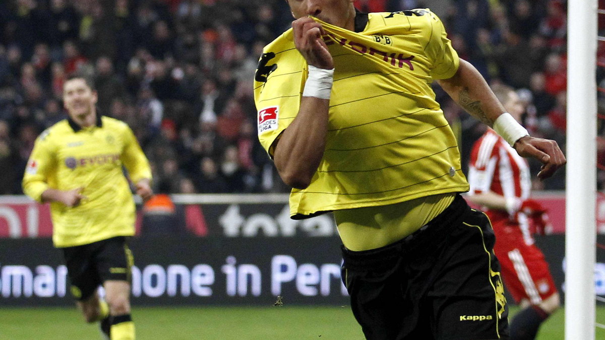 Lucas Barrios (front), Robert Lewandowski (L)