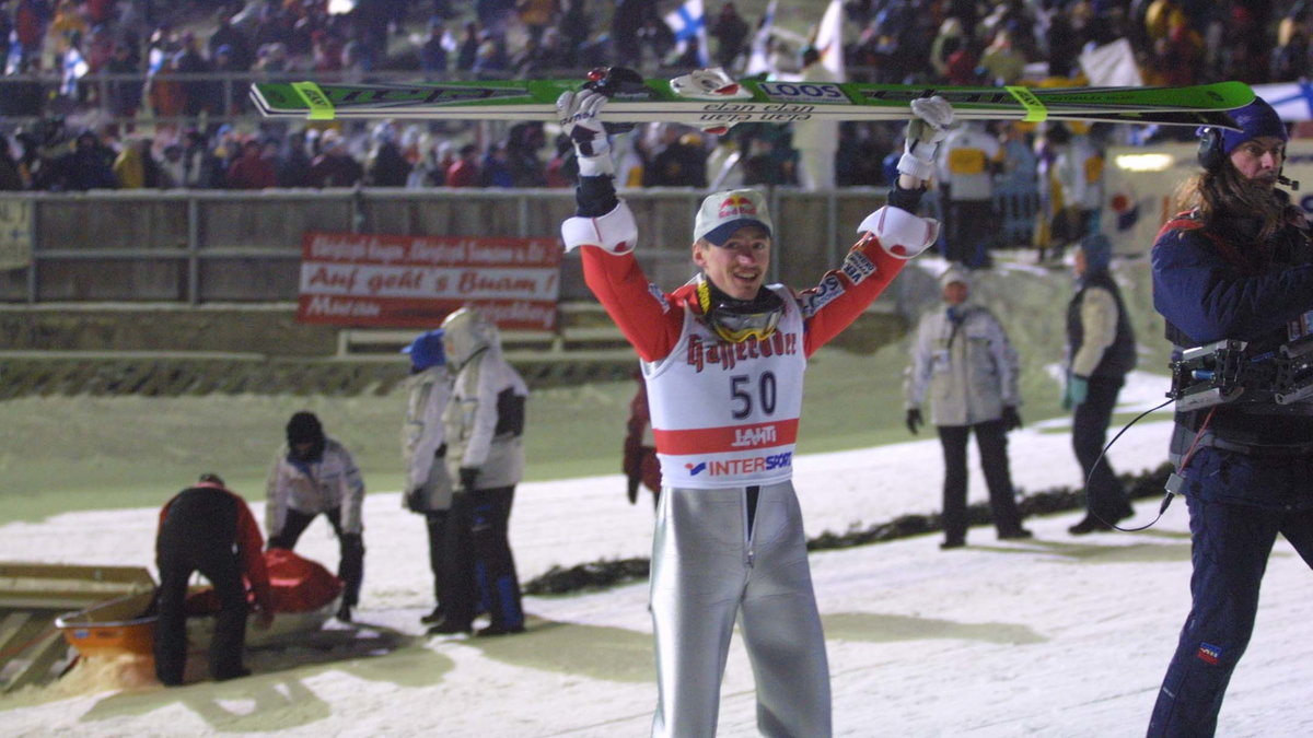 Adam Małysz wywalczył w Lahti pierwszy tytuł mistrza świata. W sumie zdobył w MŚ sześć medali: cztery złote, jeden srebrny i jeden brązowy.