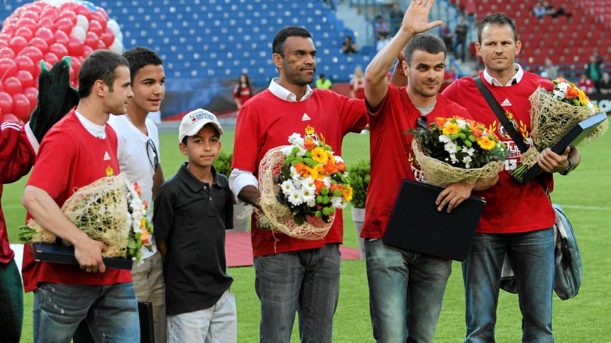 Cleber podczas mistrzowskiej fety, Lucas Guedes w białym podkoszulku