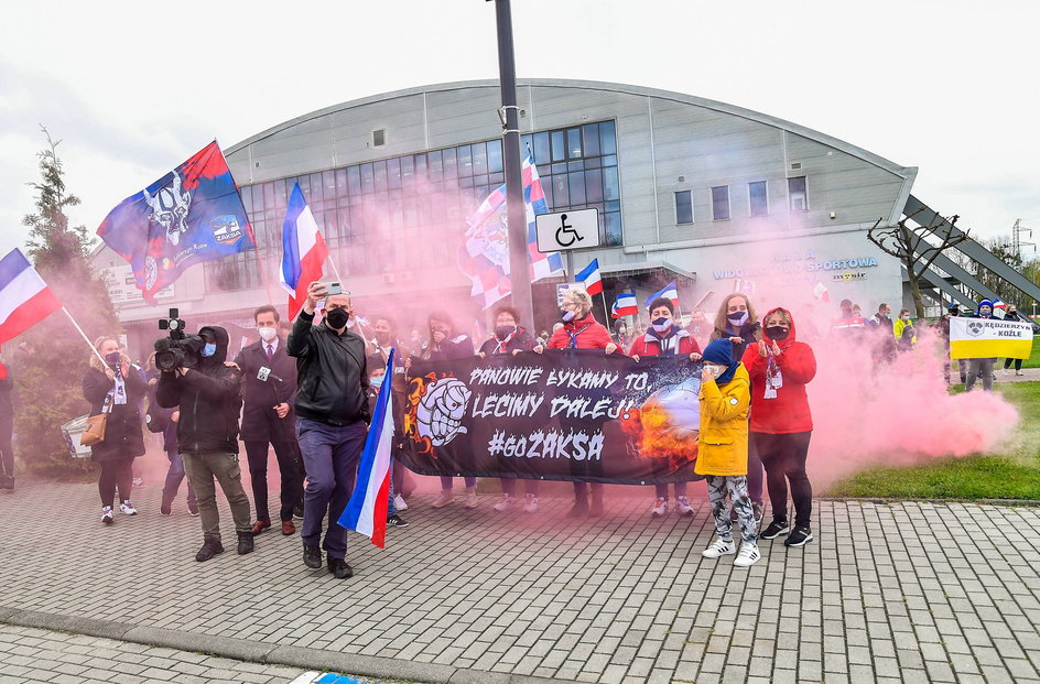 Kibice zgotowali siatkarzom ZAKS-y gorące powitanie pod halą Azoty.