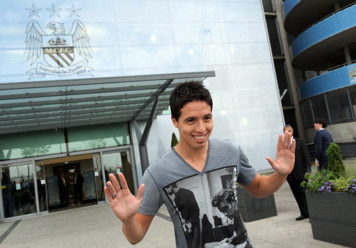 Samir Nasri przed stadionem Manchesteru City