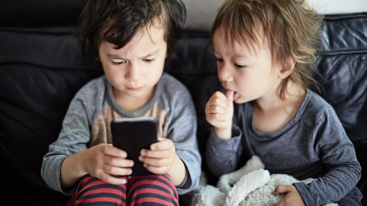 Dzieci ze smartfonem