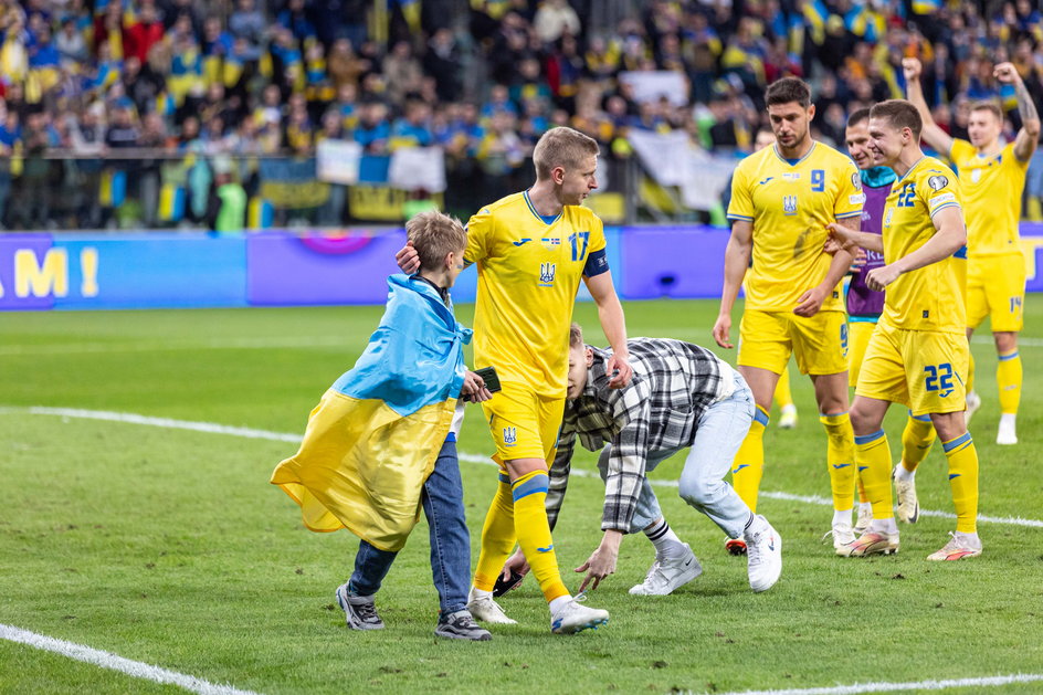 Wielka radość na murawie podczas meczu Ukraina—Islandia