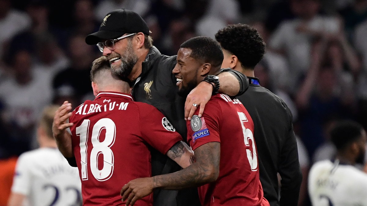 Juergen Klopp świętuje triumf w Lidze Mistrzów z Alberto Moreno (L) i Georginio Wijnaldumem