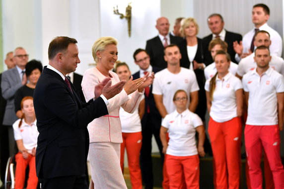 18905217 - LEKKOATLETYKA SPOTKANIE PREZYDENTA Z PARALEKKOATLETAMI (Andrzej Duda Agata Kornhauser-Duda )