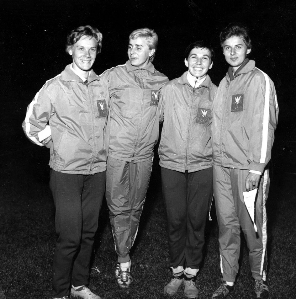 Rok 1962. Od lewej: Teresa Ciepły, Barbara Sobotta , Elżbieta Szyroka, Halina Górecka. Z wyjątkiem Szyrokiej współtworzyły brązową sztafetę 4x100 m z igrzysk w Rzymie (1960 r.)