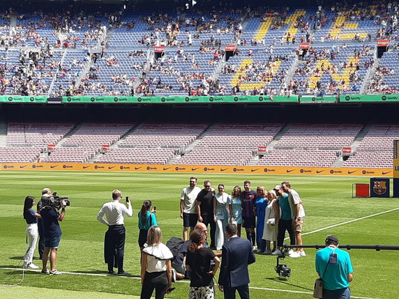 Robert Lewandowski z rodziną i przyjaciółmi podczas prezentacji na Camp Nou