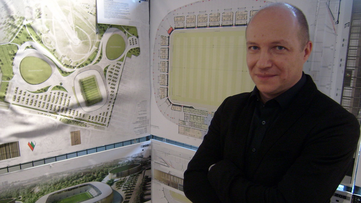 Piotr Bury z pracowni JSK Architekci na tle zwycięskiego projektu