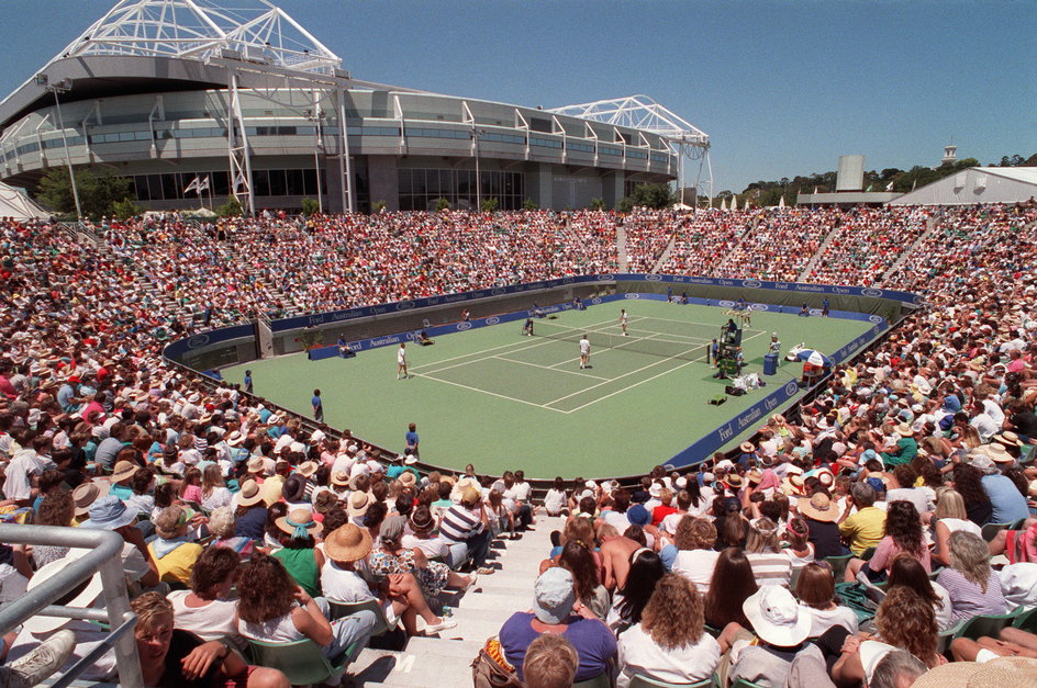 Kort nr 1. Mecz turnieju Australian Open 1990 pomiędzy Johnem McEnroe'm i Markiem Woodfordem a Johnem Fitzgeraldem i Andersem Jarrydem. 