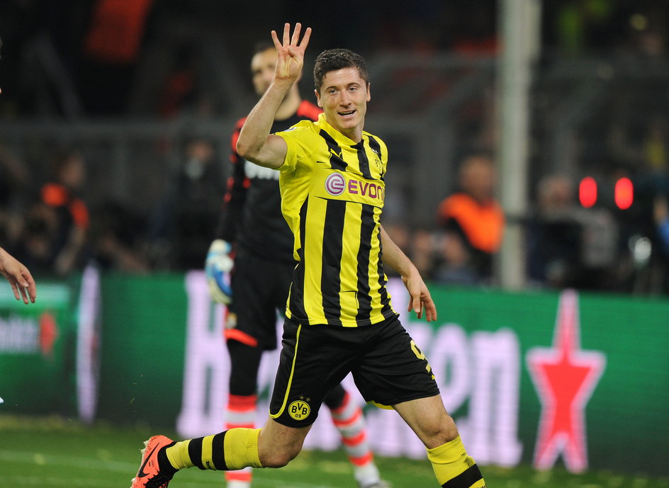Robert Lewandowski w barwach Borussii Dortmund po strzeleniu czwartego gola w pierwszym starciu półfinałowym Ligi Mistrzów z Realem Madryt (4:1) w sezonie 2012/2013