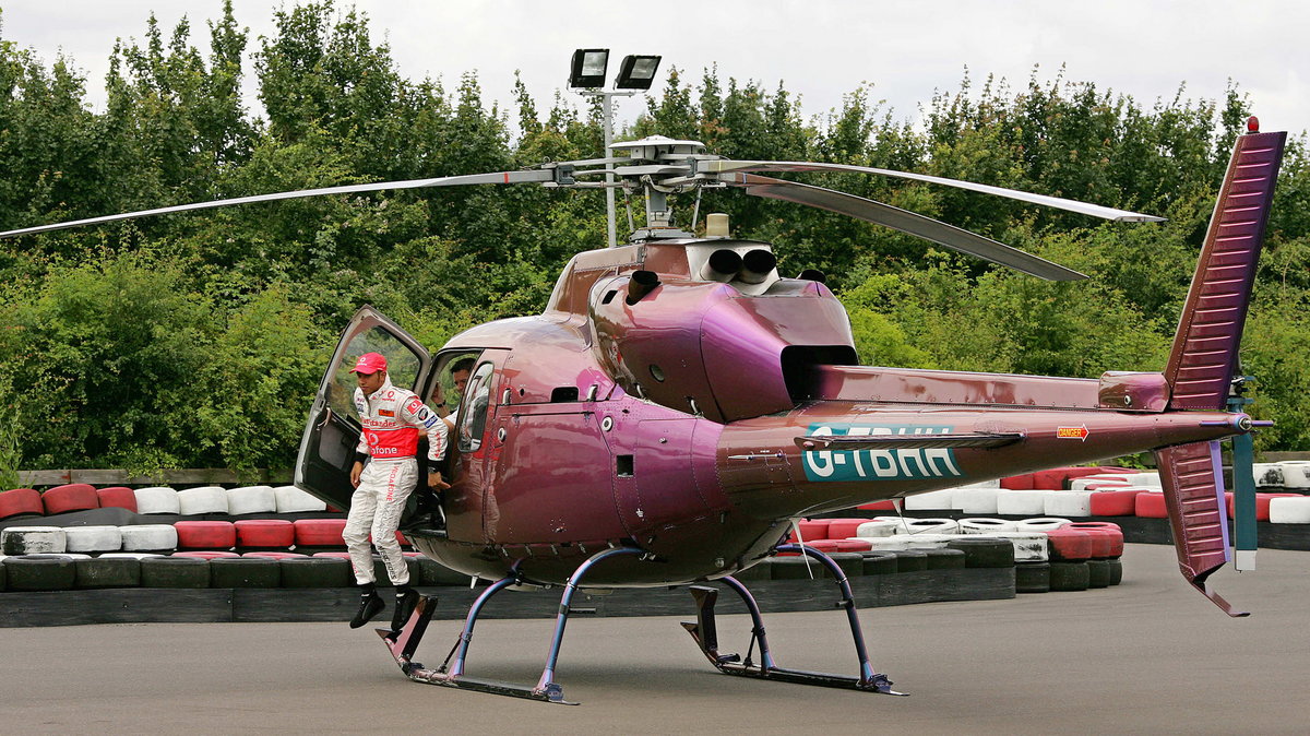 Lewis Hamilton wyskakuje ze swojego helikoptera