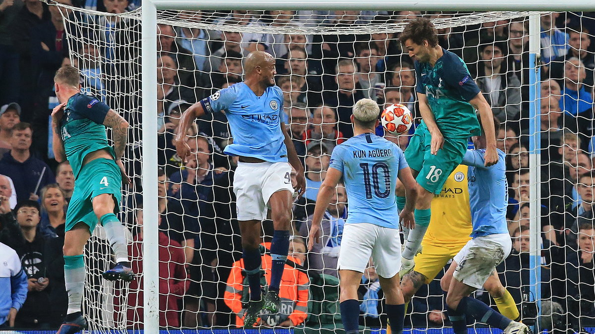 Fernando Llorente zdobywa gola po zagraniu ręką w meczu z Manchesterem City