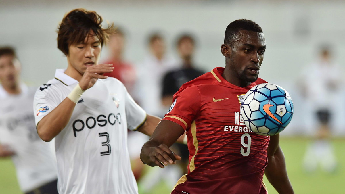(FILES) In this file photo taken on February 24, 2014, Jackson Martinez of Guangzhou Evergrande (R) fights for the ball with Kim Kwangsuk of Pohang Steelers during their AFC Champions League group stage football match in Guangzhou, in southern China's Gua
