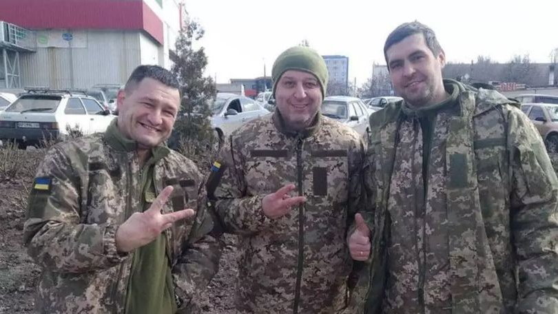 Znany ukraiński trener Jurij Wernydub (w środku) wstąpił do obrony terytorialnej.