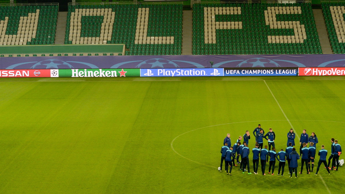 PSV Eindhoven's players take part in a training session on the eve of the Group B, first-leg UEFA Champions League football match VfL Wolfsburg vs PSV Eindhoven in Wolfsburg, northern Germany on October 20, 2015. AFP PHOTO / DPA / PETER STEFFEN +++ GERMAN