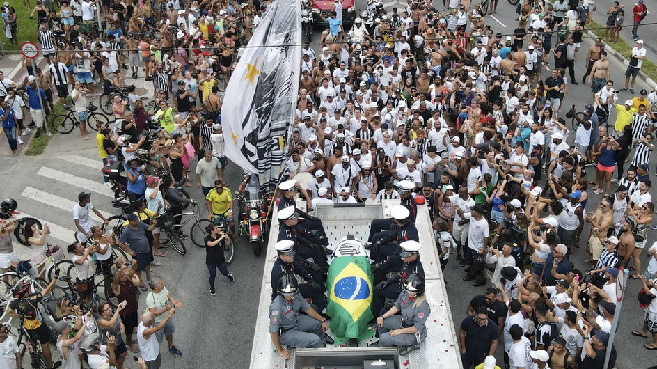 Tłumy żegnają Pelego na ulicach Santosu