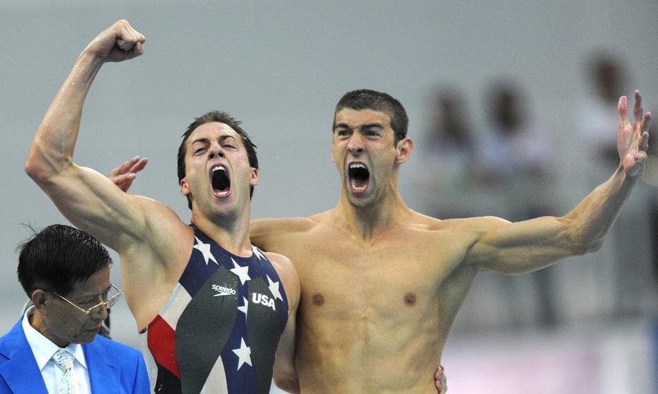W Pekinie Phelpsowi mocno pomagali też koledzy, z którymi wygrał trzy sztafety, w tym tą legendarną już na 4x100 m kraulem.