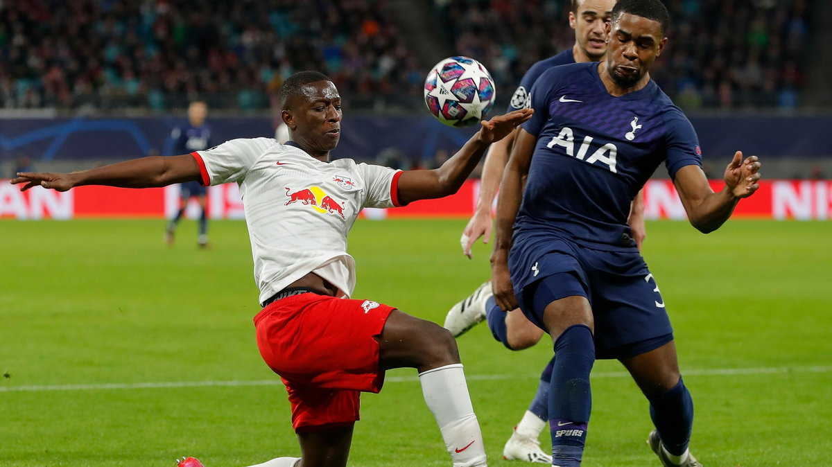 Amadou Haidara (z lewej) i jego koledzy z RB Leipzig już awansowali do ćwierćfinału Ligi Mistrzów po zwycięstwie w dwumeczu nad Tottenhamem. Spotkania tej fazy rozgrywek mają się odbyć w sierpniu.