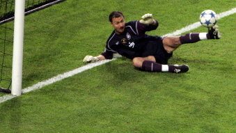  Jerzy Dudek (L) w pamiętnym finale Milan - Liverpool