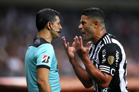 Sędziowie nie mają łatwej pracy podczas Copa Libertadores. Ich decyzje często spotykają się z żywiołowymi reakcjami piłkarzy